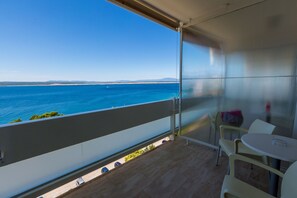 Superior Twin Room, Balcony, Sea View | Minibar, in-room safe, desk, blackout drapes