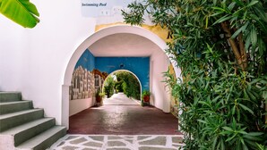 Entrada a Casa di Roma, amb piscina, escales de pedra i vegetació.