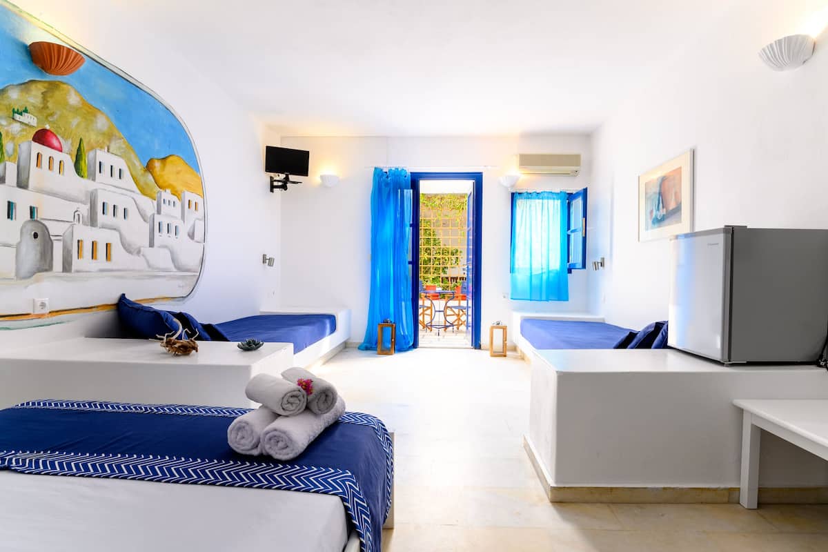 Standard Quadruple Room | Iron/ironing board (on request), cribs (free), WiFi (free)