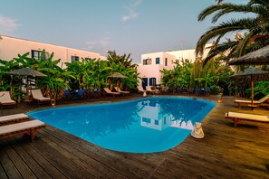 Piscina externa, funciona das 8h30 às 20h30, espreguiçadeiras