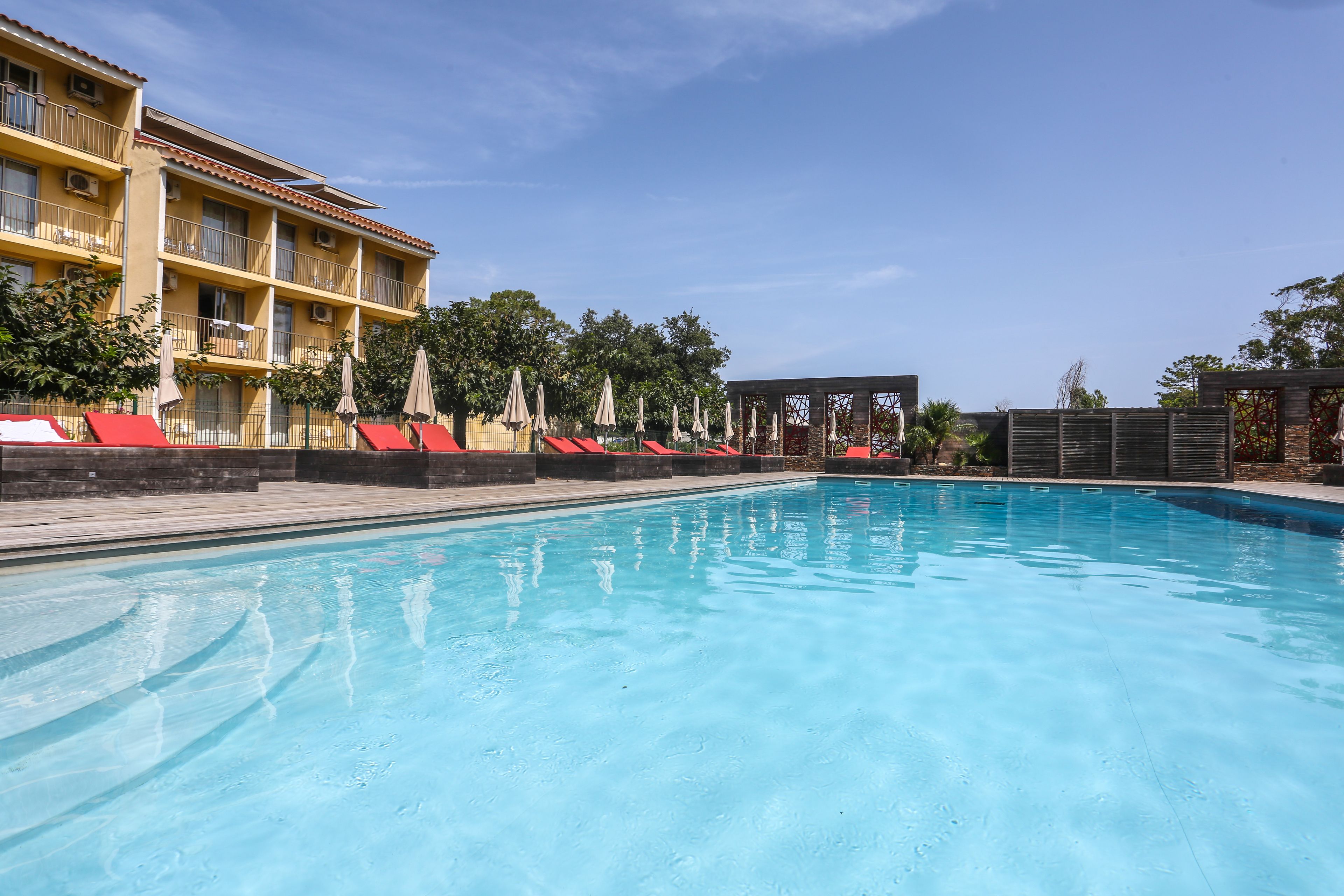 حمّام سباحة خارجي، مظلات على حمّام السباحة، مقاعد للتشمس