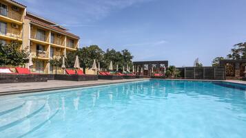 Piscina all'aperto, ombrelloni da piscina, lettini