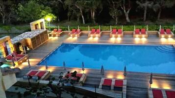 Piscina all'aperto, ombrelloni da piscina, lettini