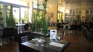 بوفيه فطور يوميًا بتكلفة قدرها (18.00 EUR للشخص)