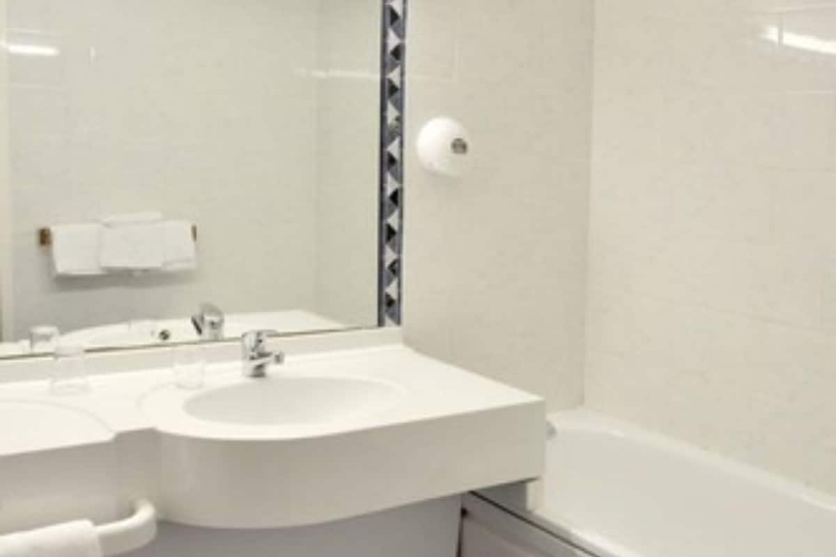standard double room | bathroom | bathtub, hair dryer, towels