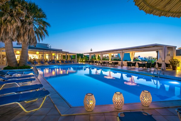 Outdoor pool, pool umbrellas, sun loungers - Hara Ilios Village (Hersonissos)