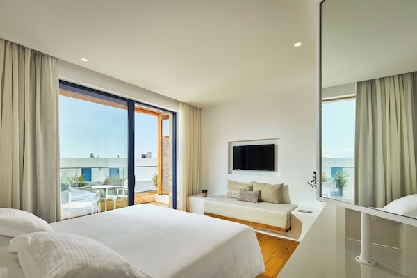 Premium Room | Premium bedding, pillowtop beds, in-room safe, desk