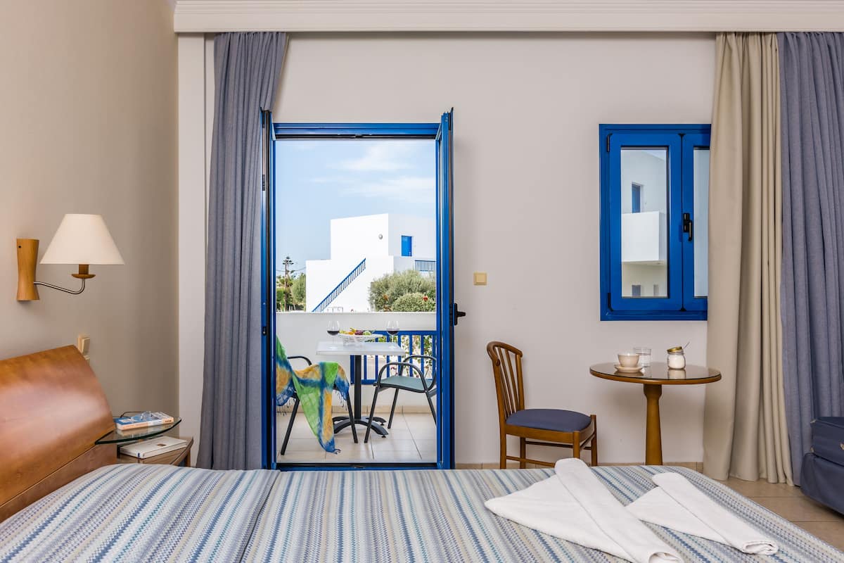 Premium bedding, pillow-top beds, in-room safe, desk