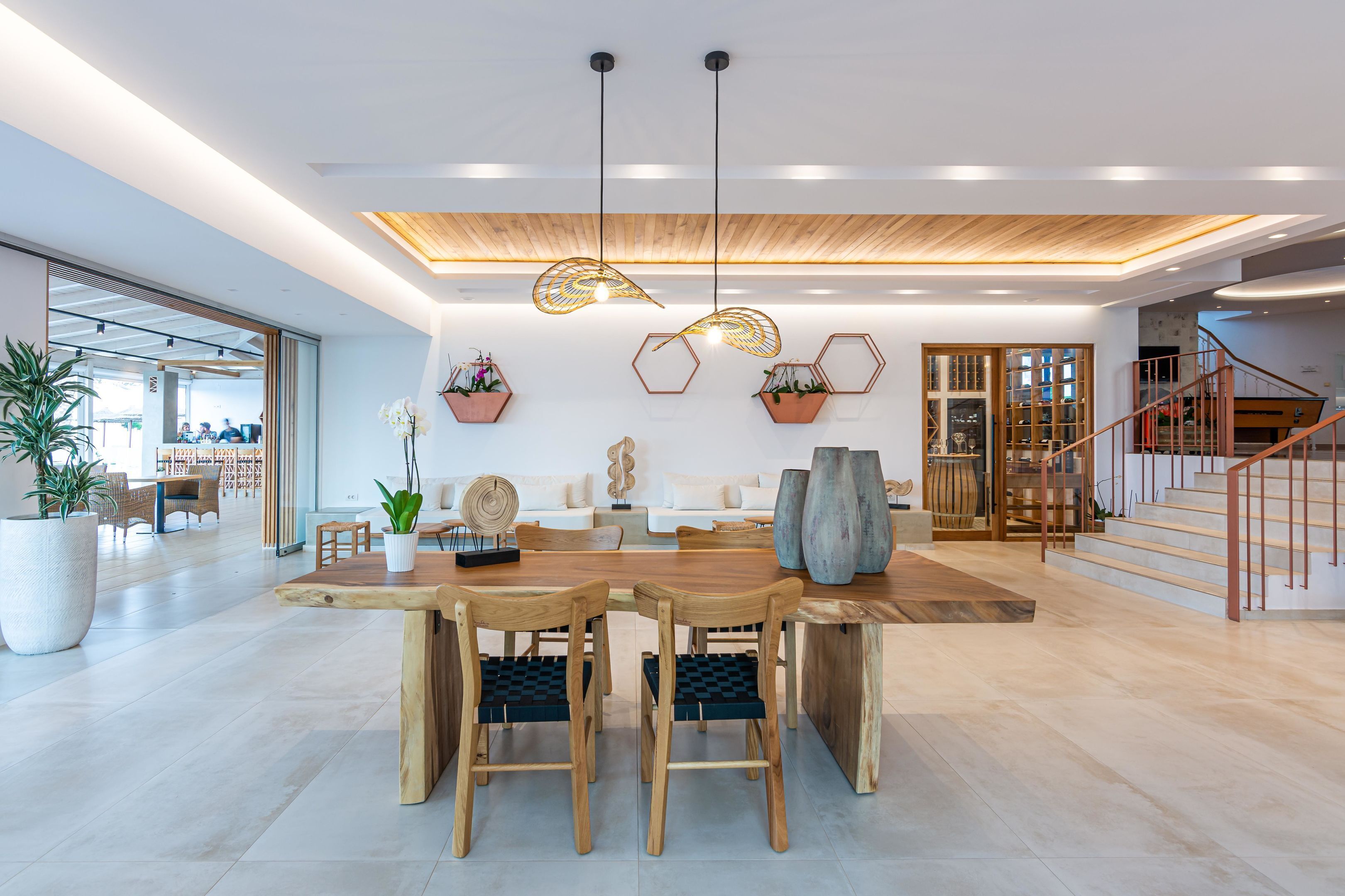 Breakfast and dinner served, international cuisine