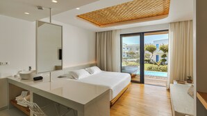 Una camera d'albergo moderna con un letto grande, una scrivania e vista sull'esterno.