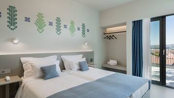 Caja fuerte, escritorio, cortinas opacas y sistema de insonorización