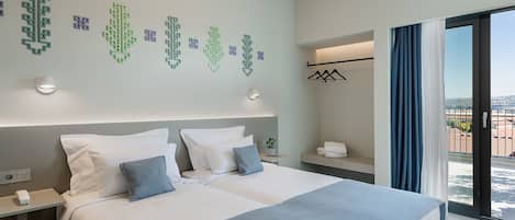 Caja de seguridad en la habitación, escritorio y cortinas blackout