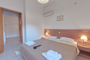 Desk, blackout drapes, free WiFi, bed sheets - Marirena (Malevizi)