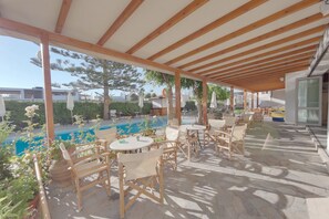 Outdoor dining - Marirena (Malevizi)