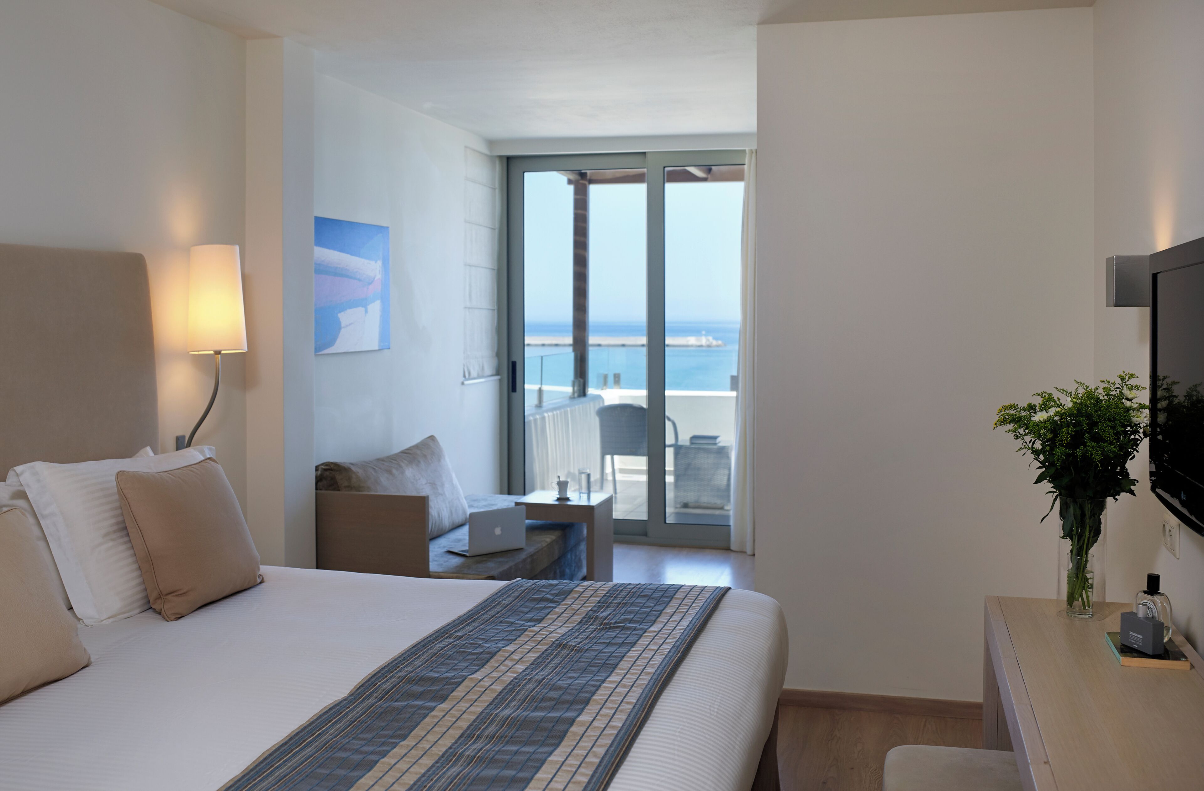 Deluxe Suite Sea View & Jacuzzi | Premium bedding, in-room safe, desk, blackout drapes