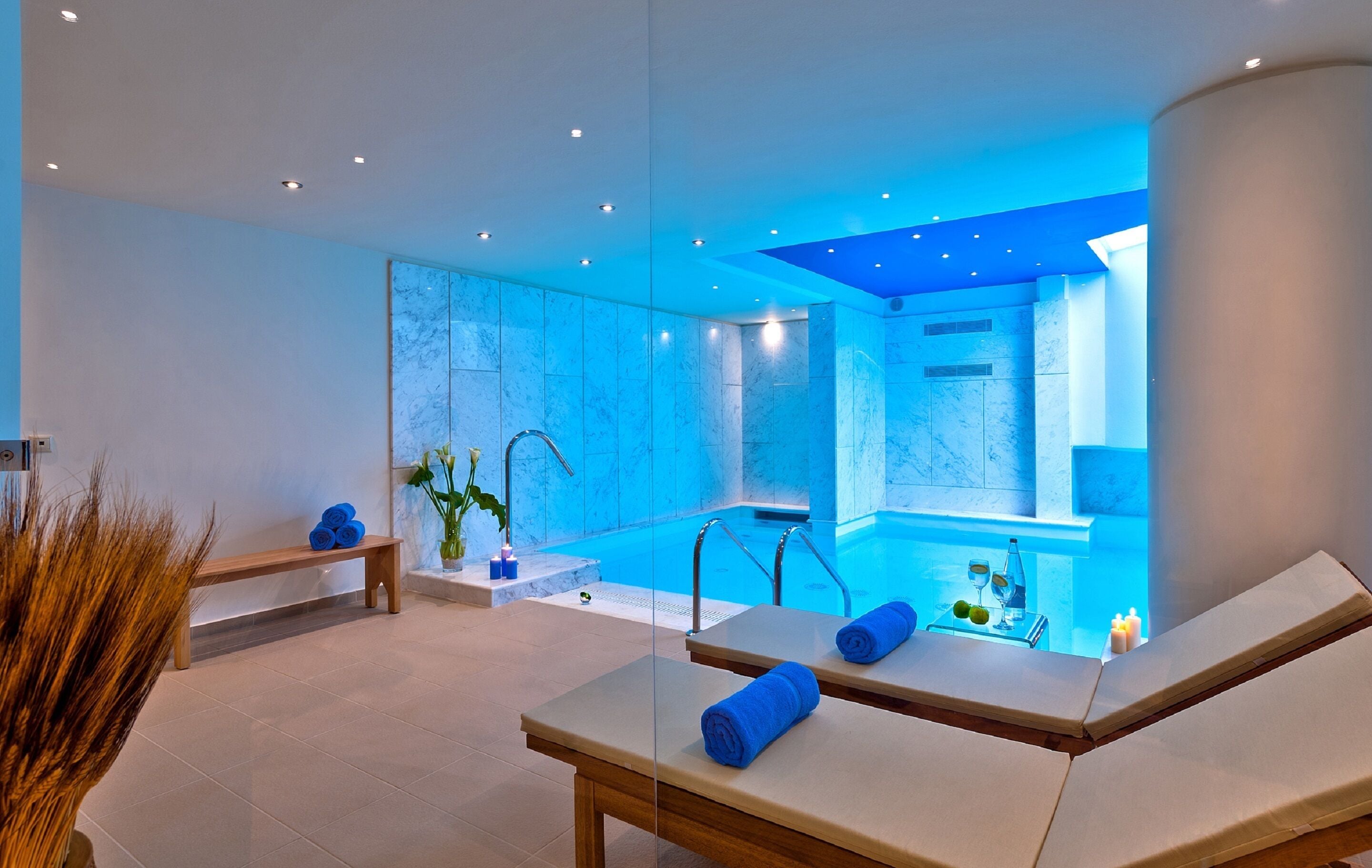 Innenpool, Außenpool (je nach Saison geöffnet), Liegestühle