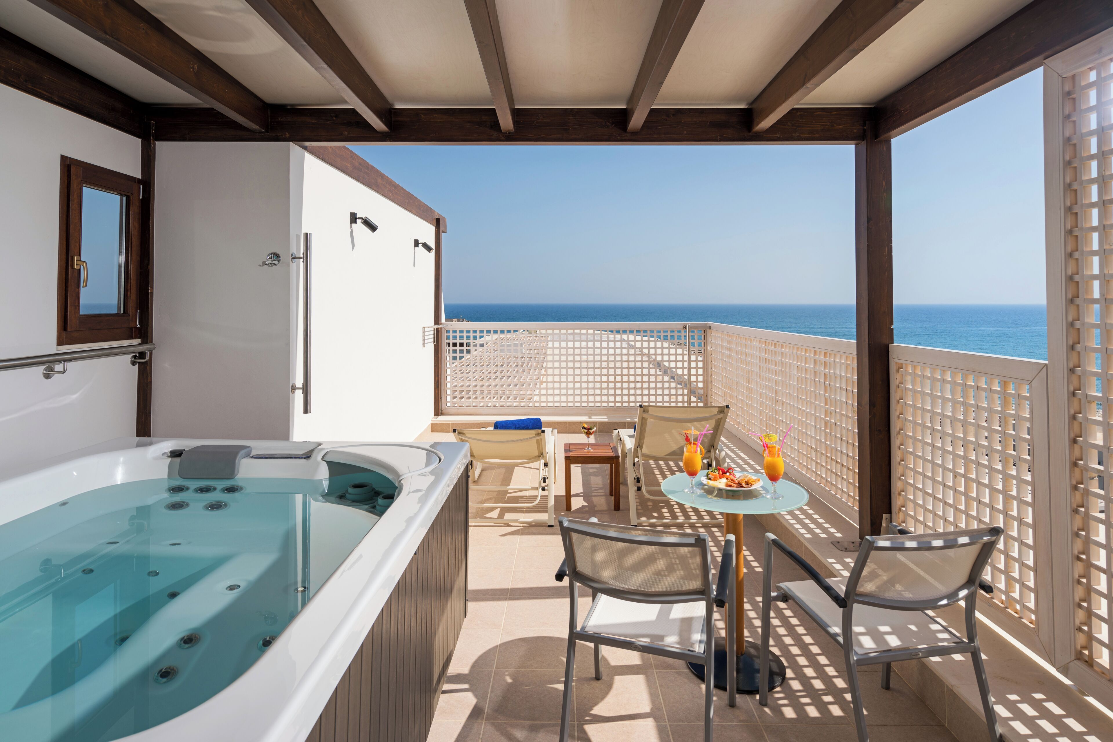 Deluxe Suite Sea View & Jacuzzi | Terrace/patio