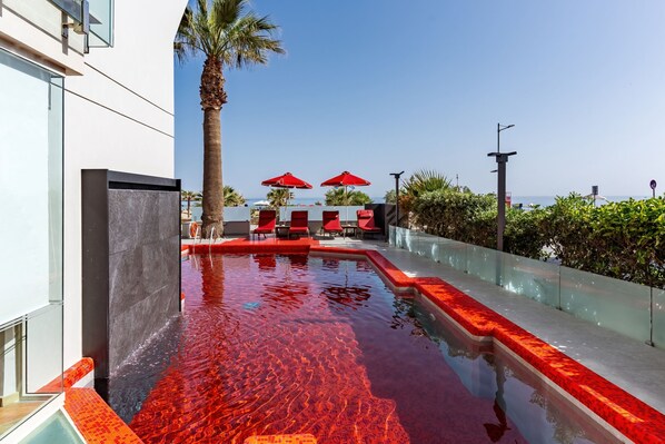 Innenpool, Außenpool (je nach Saison geöffnet), Liegestühle