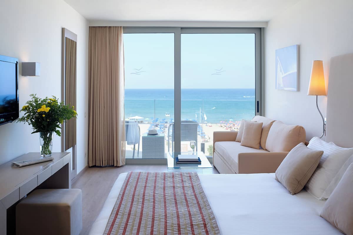 Superior Junior Suite Sea View | Premium bedding, in-room safe, desk, blackout drapes
