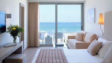 Superior Junior Suite Sea View | Ropa de cama de alta calidad, caja fuerte, escritorio y cortinas opacas
