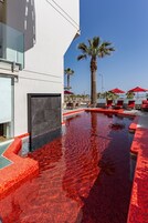 Kolam renang tertutup, kolam renang terbuka bermusim 