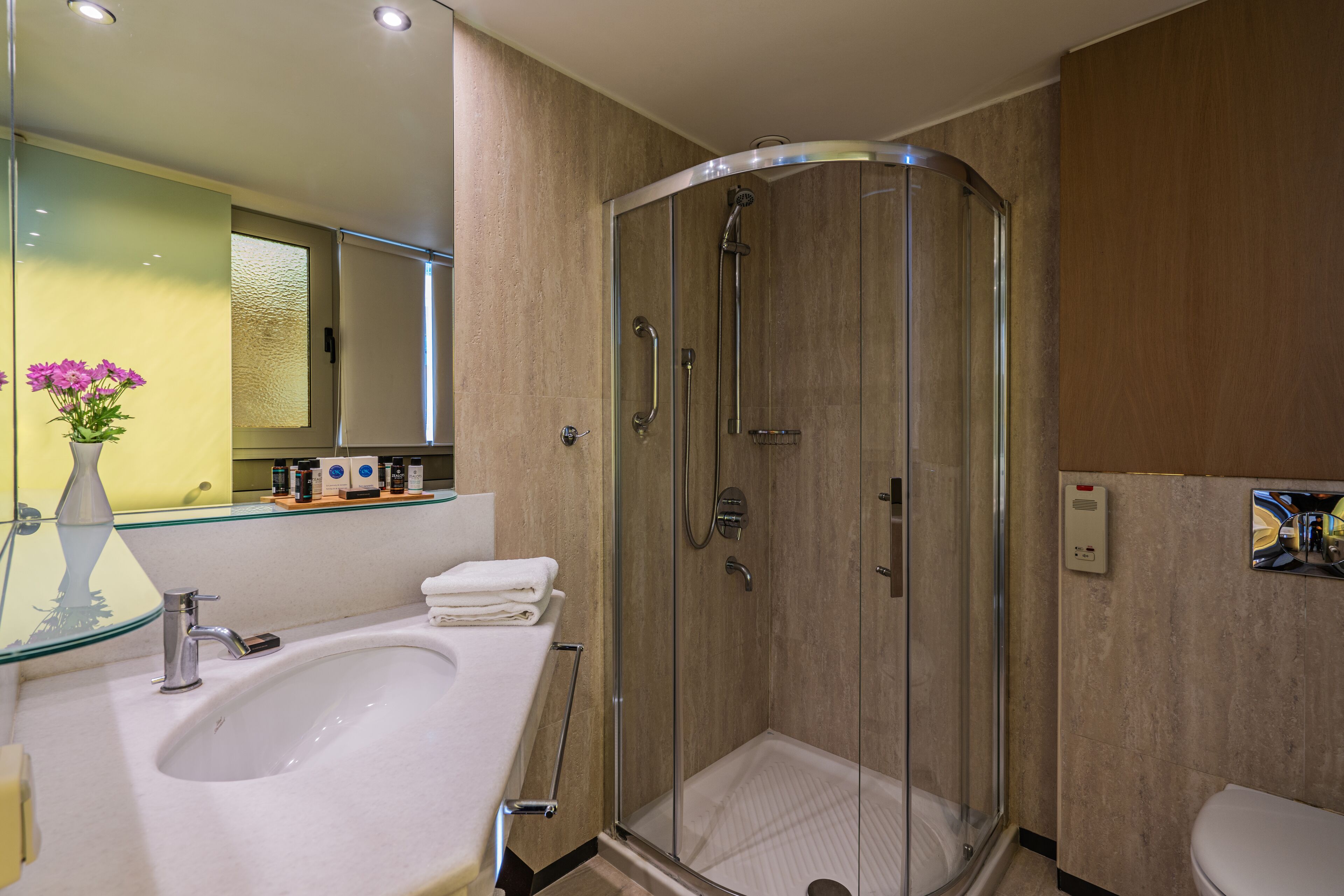 junior suite, sea view | bathroom | free toiletries, hair dryer, bathrobes, slippers