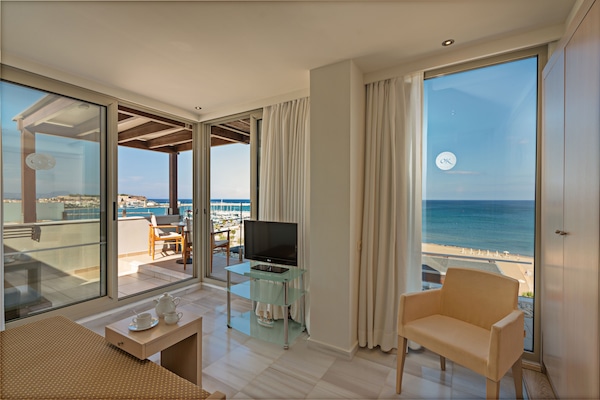 Deluxe Suite Sea View & Jacuzzi | Living room