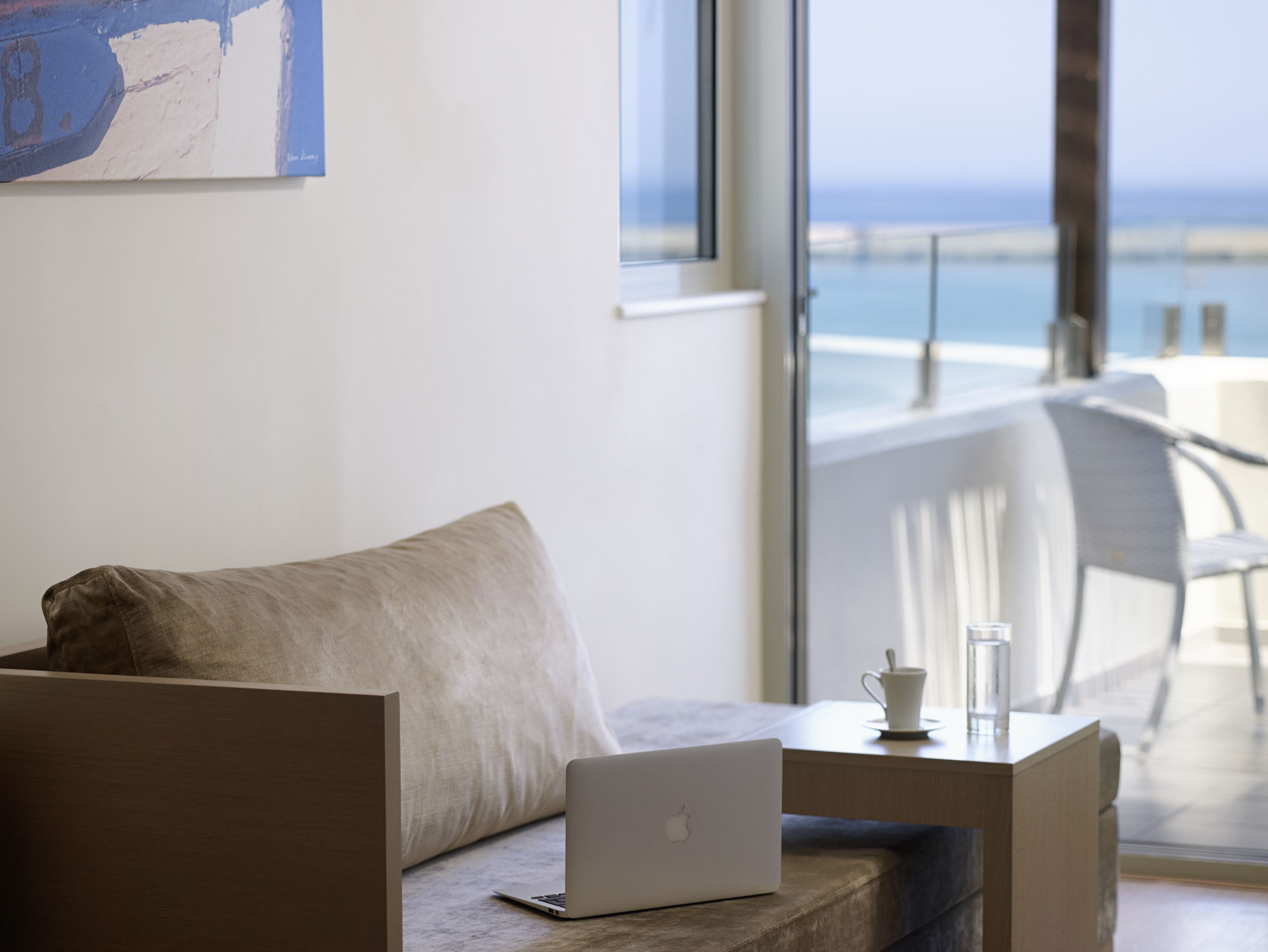 deluxe suite, sea view | living area | tv