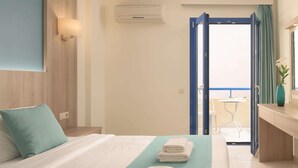 Habitación de hotel con cama, baño y balcón.