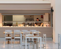 Se sirven desayunos y cenas; cocina griega; junto a la piscina