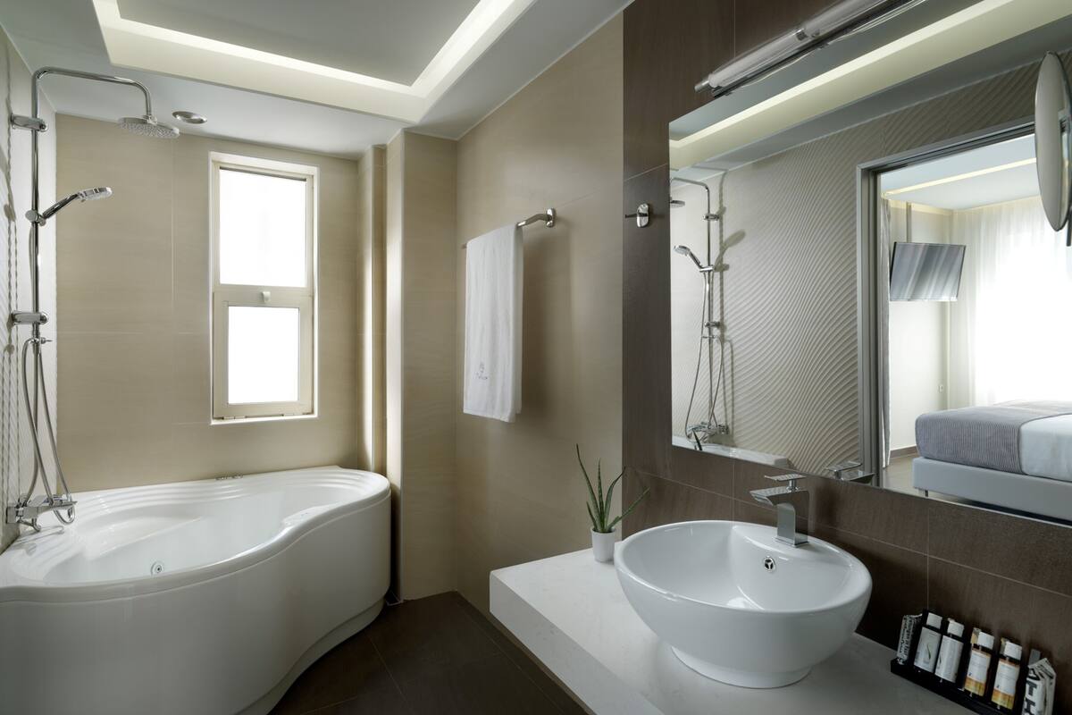 deluxe suite, partial sea view | bathroom | free toiletries, hair dryer, towels