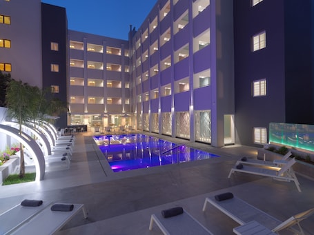 Una piscina al aire libre