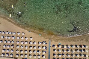 På stranden, liggestole, parasoller, badehåndklæder