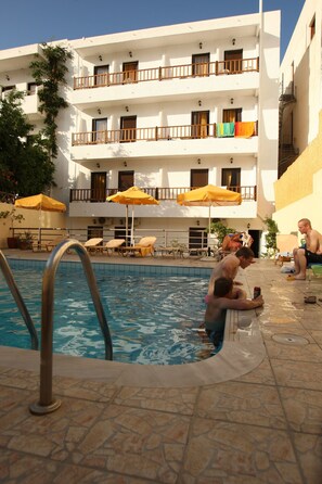 Seasonal outdoor pool, free cabanas, pool umbrellas - Melpo Hotel (Hersonissos)