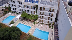 Seasonal outdoor pool, free pool cabanas, pool umbrellas
