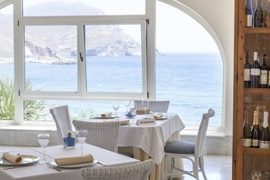 Petit déjeuner, déjeuner et dîner servis sur place