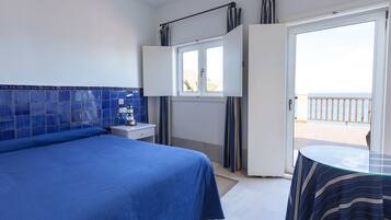 Habitación doble, Terraza, vista al mar (Main Building) | Artículos del minibar gratis y caja de seguridad en la habitación