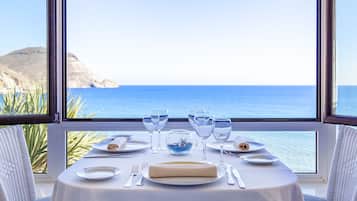 Serveert ontbijt, lunch, diner, Mediterrane gerechten, strandzicht