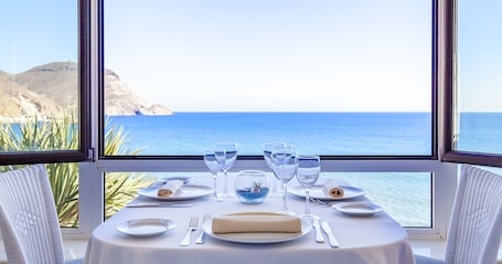 供应早餐、午餐和晚餐,地中海菜,海滩景观