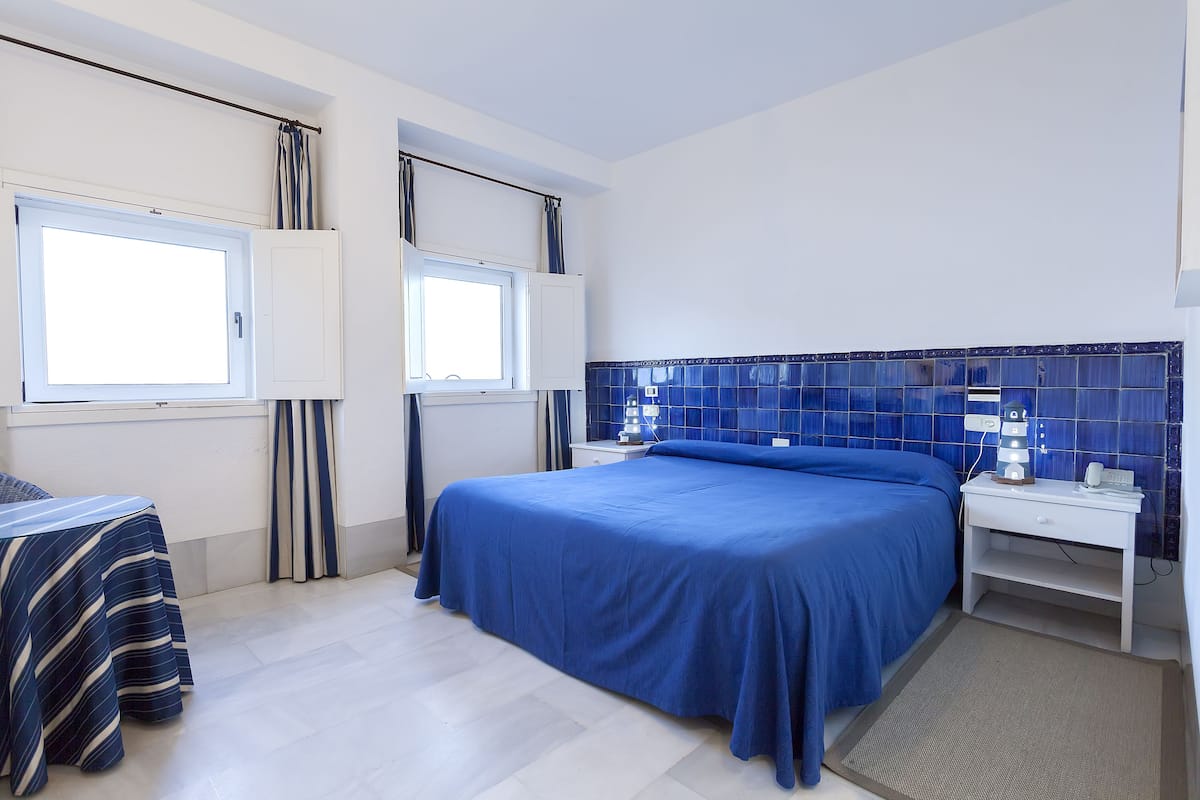 Artículos del minibar gratis y caja de seguridad en la habitación