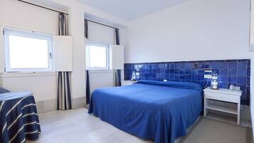 Artículos del minibar gratis y caja de seguridad en la habitación