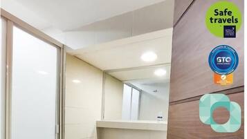 Douche, articles de toilette gratuits, sèche-cheveux