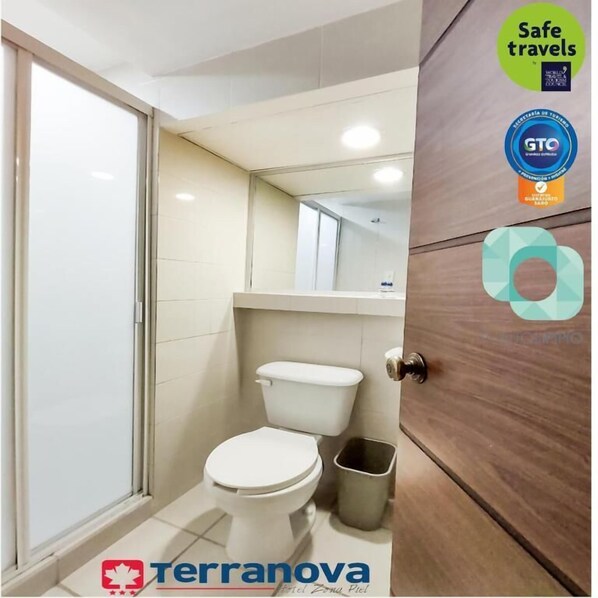 Regadera, amenidades de baño gratuitas, secadora de cabello, toallas 