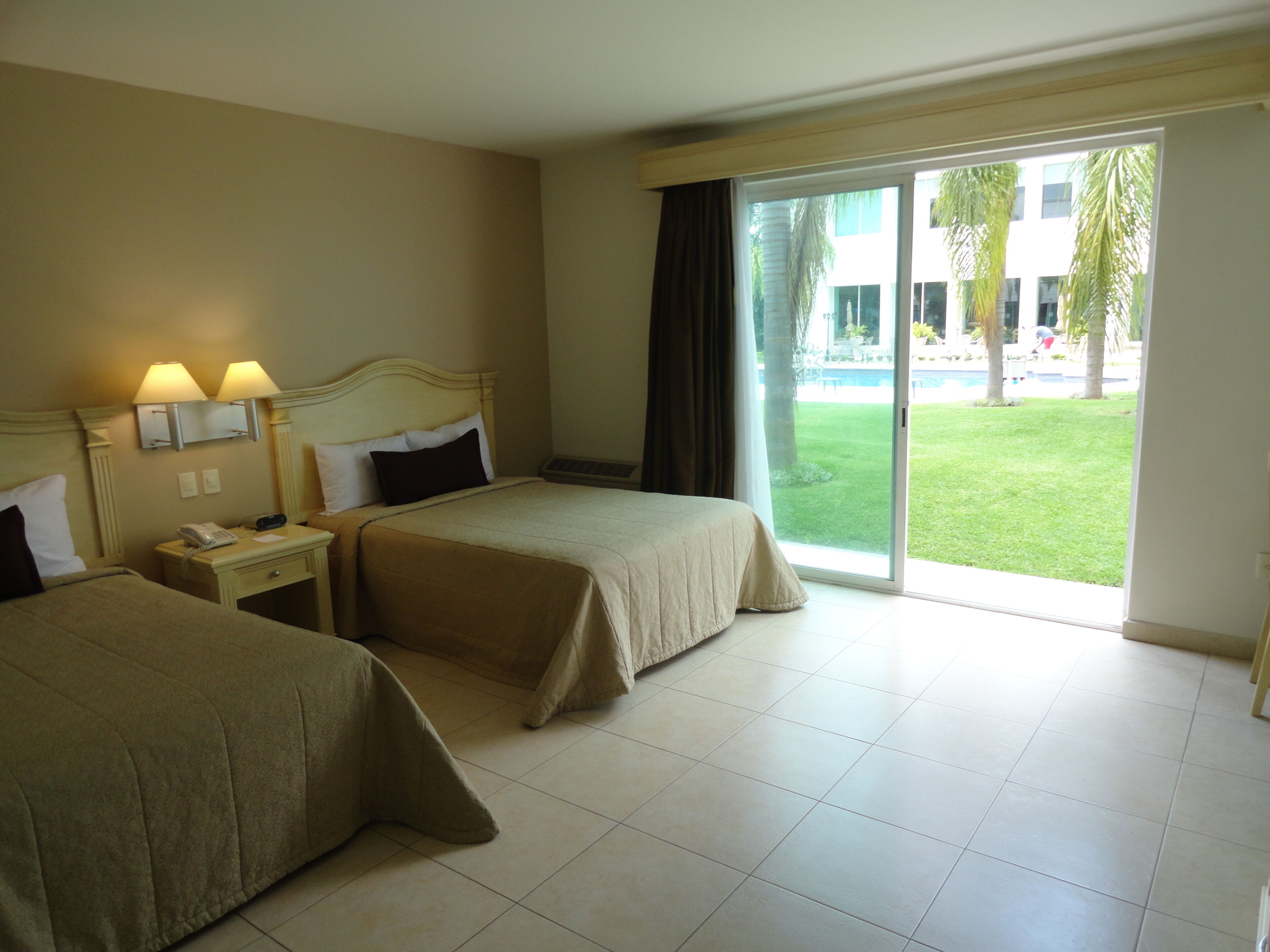 Dubbelrum - 2 dubbelsängar - utsikt mot poolen | Skrivbord, strykjärn/strykbräda, gratis barnsängar och gratis wi-fi