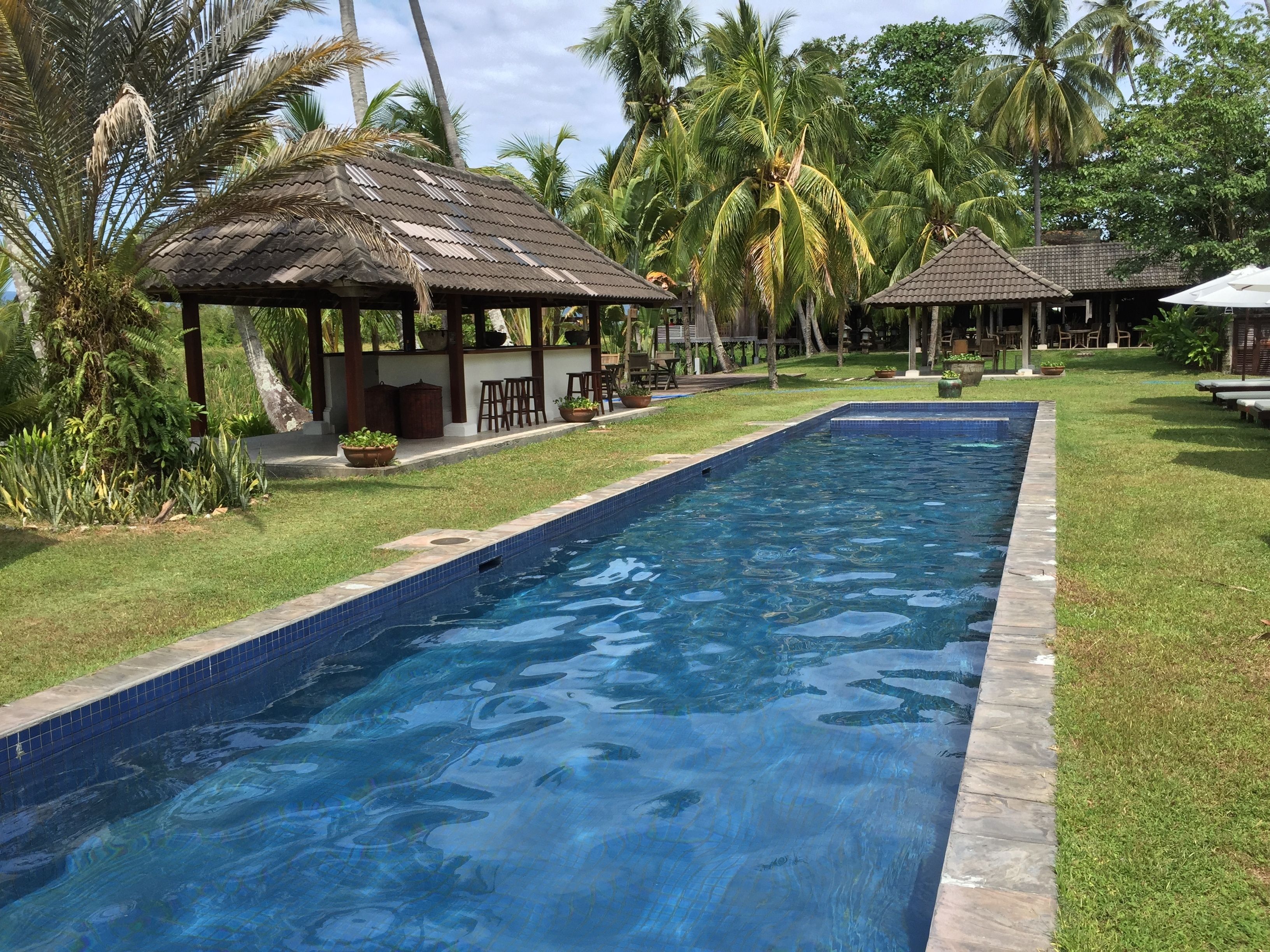 Utendørsbasseng, bassengparasoller og solsenger