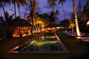 Outdoor pool, pool umbrellas, pool loungers - Bon Ton Resort Langkawi (Langkawi)