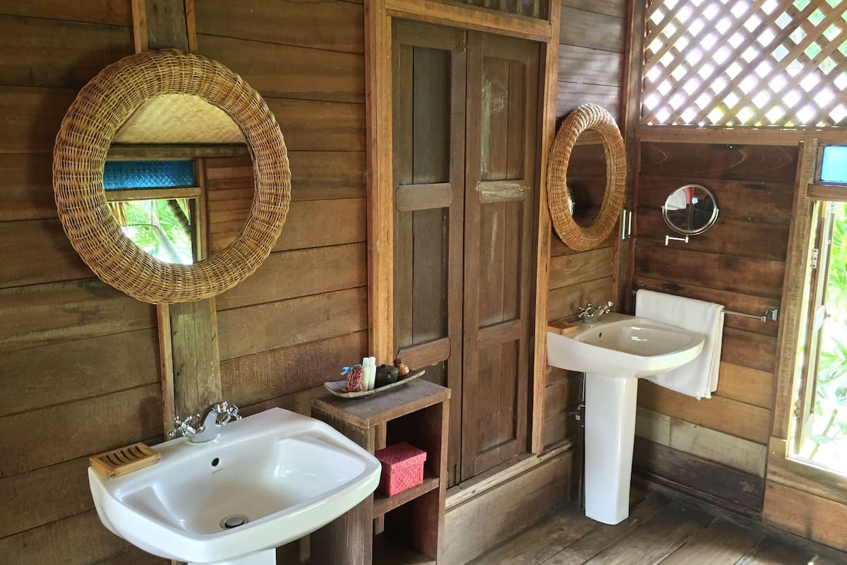 villa (silk) | bathroom | free toiletries, hair dryer, slippers, towels