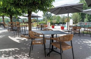 รับประทานอาหารกลางแจ้ง