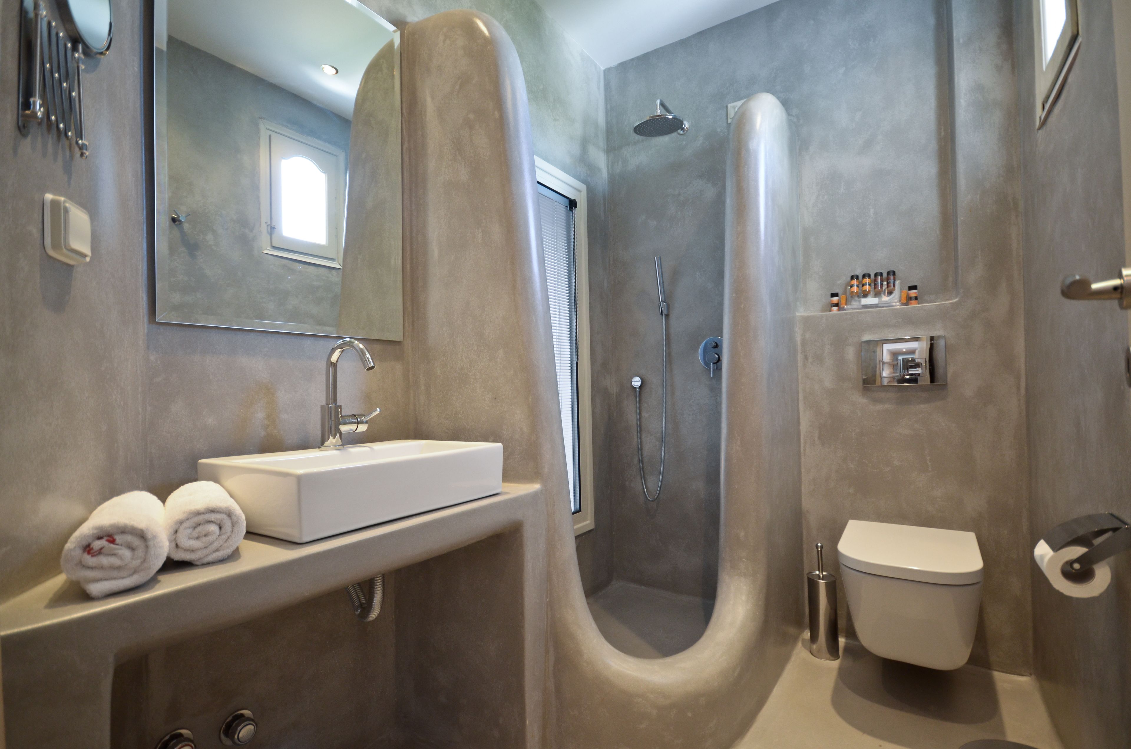Habitación estándar | Baño | Amenidades de baño de diseñador, secadora de cabello, pantuflas 