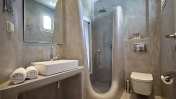 Habitación estándar | Baño | Amenidades de baño de diseñador, secadora de cabello, pantuflas